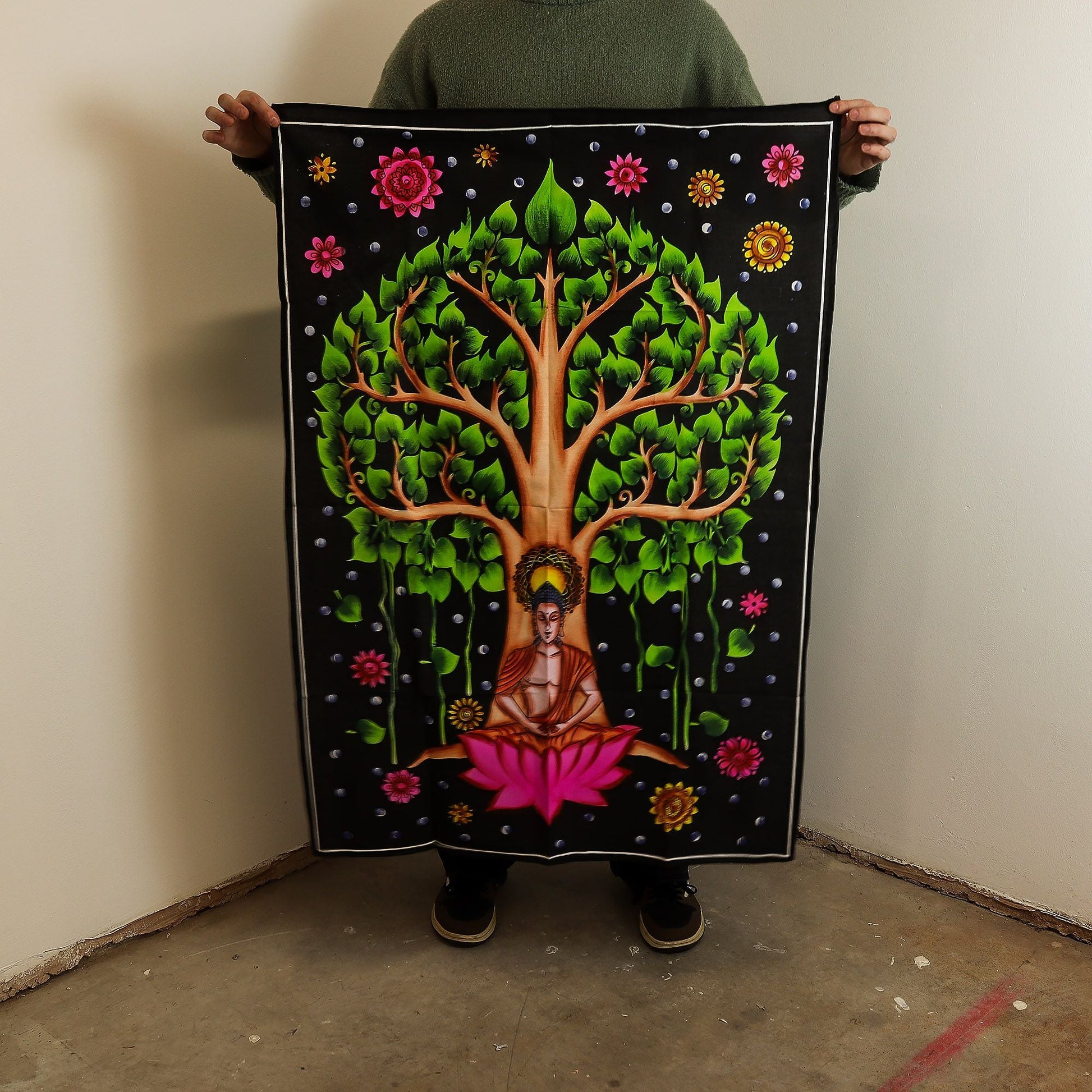 Alt Tag: Arte mural de algodón Buddha Bodhi Tree – Colgante de pared de algodón 70 × 110 CM con Buda bajo el árbol Bodhi, diseño floral colorido