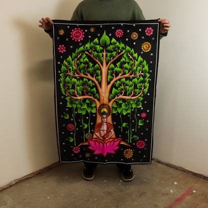 Alt Tag: Arte mural de algodón Buddha Bodhi Tree – Colgante de pared de algodón 70 × 110 CM con Buda bajo el árbol Bodhi, diseño floral colorido