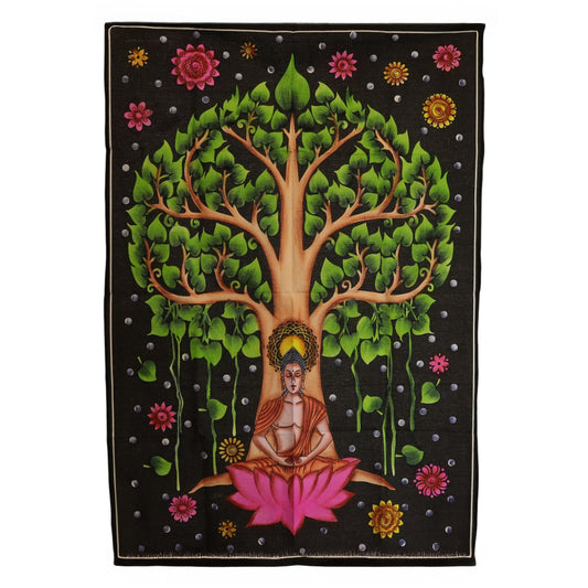 Alt Tag: Buddha Bodhi Tree Cotton Wall Art – 70 × 110 CM, tapestry de algodón con Buda meditando bajo árbol Bodhi sobre fondo negro