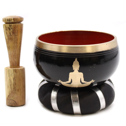 Alt Tag: Buddha Singing Bowl Set – Svart/Orange – 10,7 CM, handgjord svart skål från Nepal med orange insida, Buddha-motiv, kudde och klubba