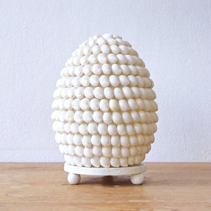 Alt Tag: Buting Sea Shell Lamp – Oval 15CM lámpara decorativa ovalada con conchas marinas blancas sobre base, estilo costero
