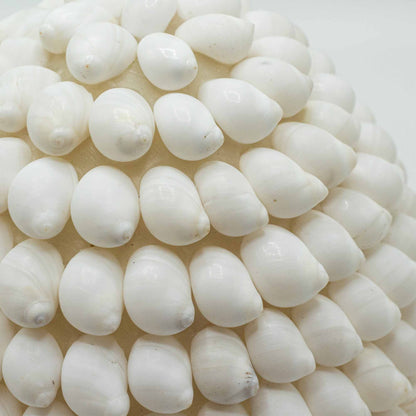 Alt Tag: Buting Sea Shell Lamp – Oval 15CM, detalle de conchas marinas blancas naturales sobre pantalla decorativa