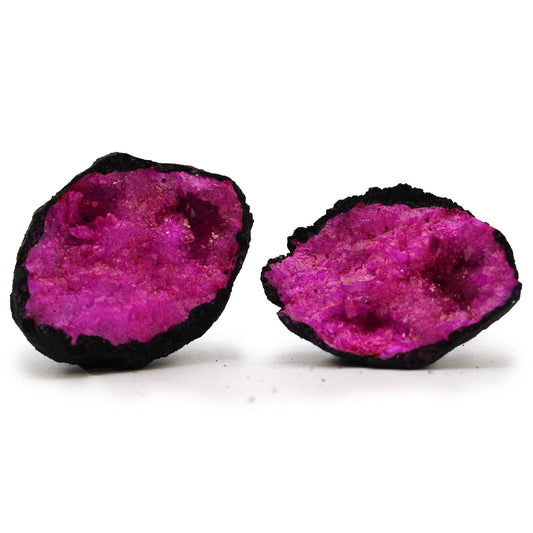 Alt Tag: Calcite Geode – Black Rock, Dark Red – 8.5x6 CM, geoda de calcita con exterior negro y cristales rojo oscuro, vista frontal