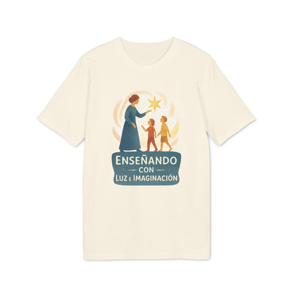 Enseñando con Luz e Imaginacion para Profesor Waldorf camiseta beige con ilustración de maestra y niños y texto “Enseñando con Luz e Imaginación”