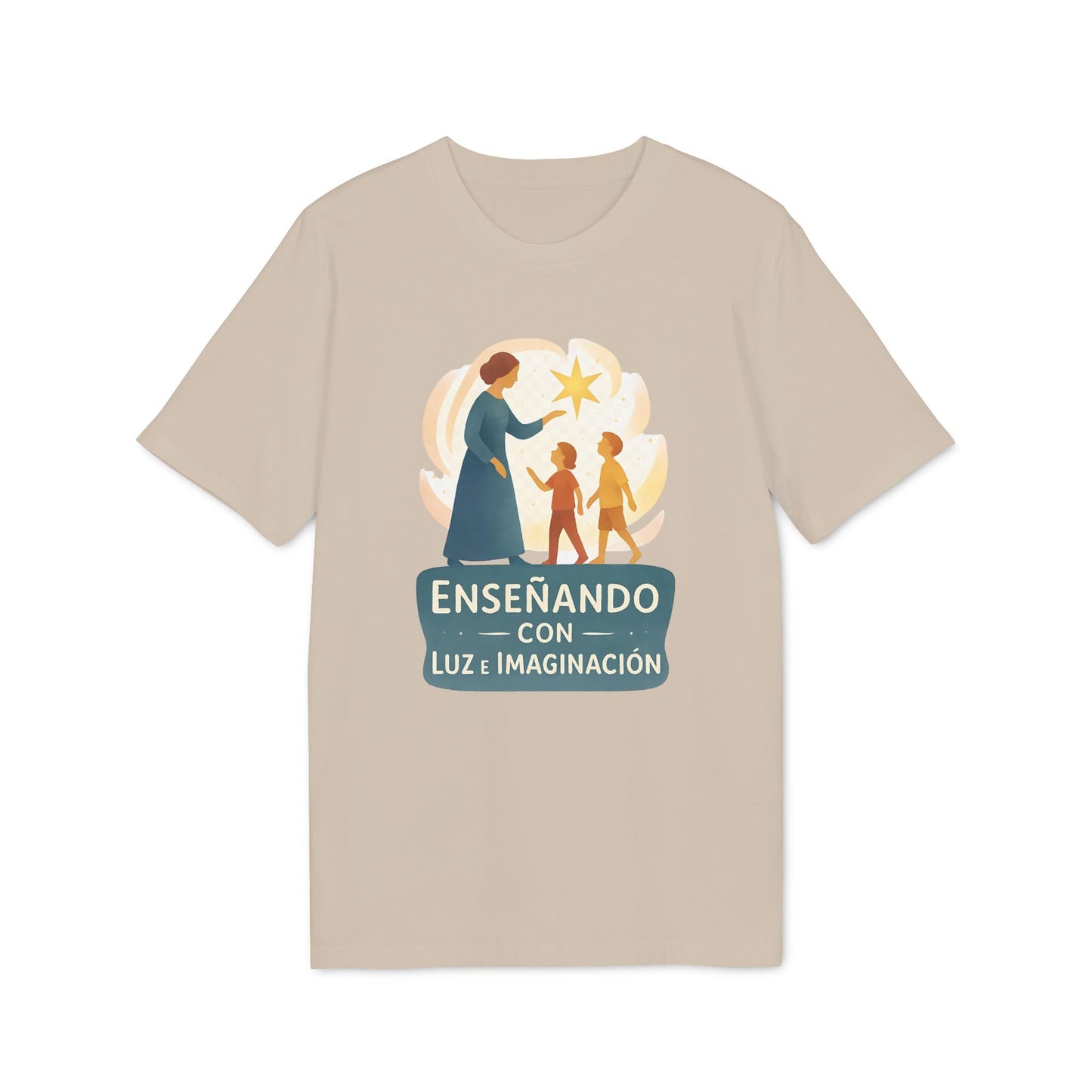 Alt Tag: Camiseta beige con ilustración de maestra y niños y texto «Enseñando con Luz e Imaginacion para Profesor Waldorf»