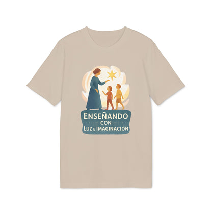 Alt Tag: Camiseta beige con ilustración de maestra y niños y texto «Enseñando con Luz e Imaginacion para Profesor Waldorf»