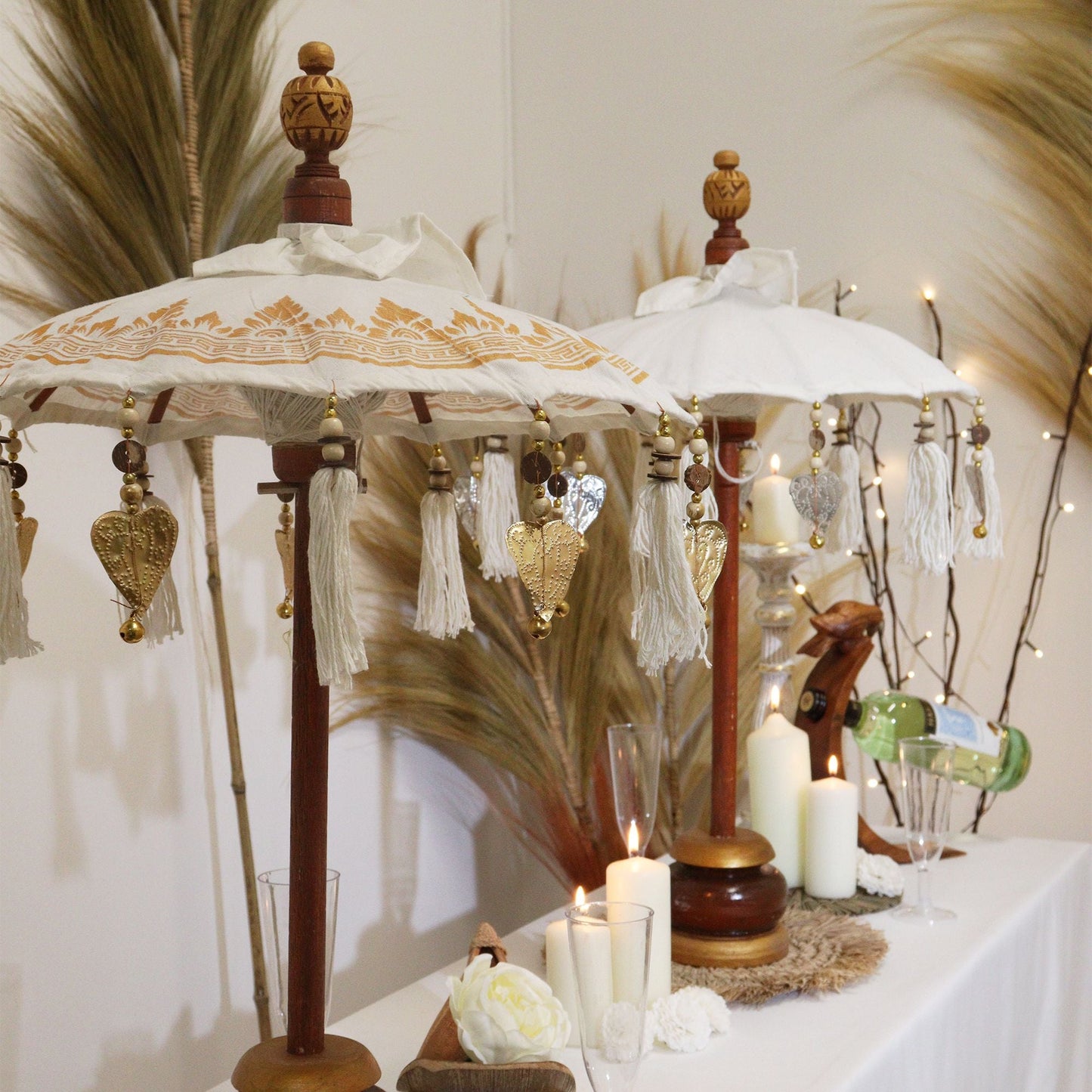 Canvas Bali Decor Parasol – White & Gold 40CM dekorativ vit canvasparasoll med guldkant, tofsar och trästativ för heminredning