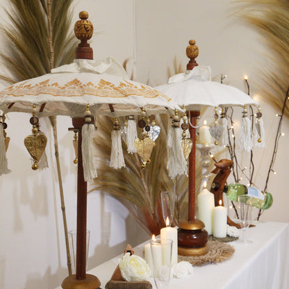 Canvas Bali Decor Parasol – White & Gold 40CM dekorativ vit canvasparasoll med guldkant, tofsar och trästativ för heminredning