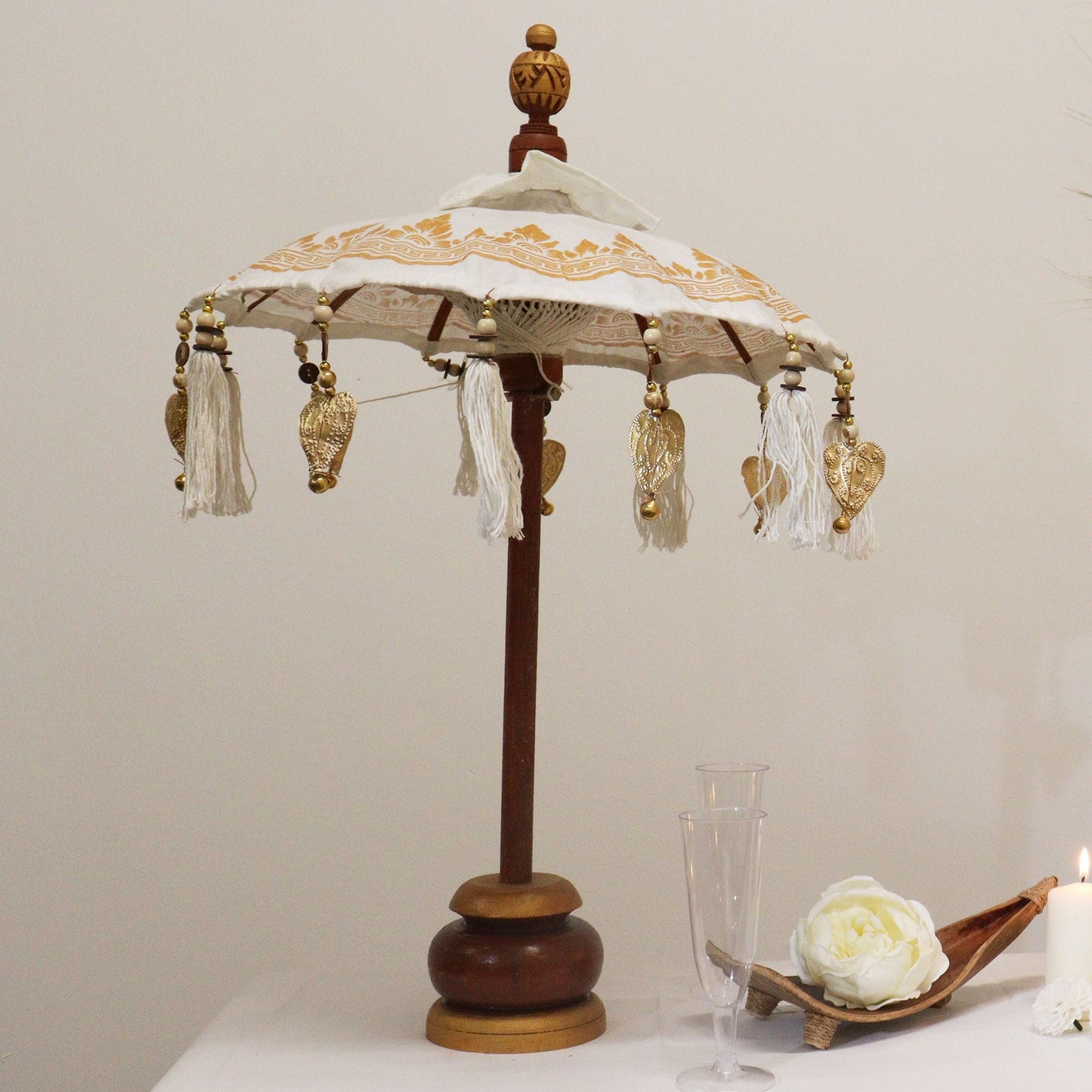 Alt Tag: Canvas Bali Decor Parasol – Vit & Guld 40CM dekorativ parasoll med vit canvas, guldkantade tofsar och Dorran-trästativ