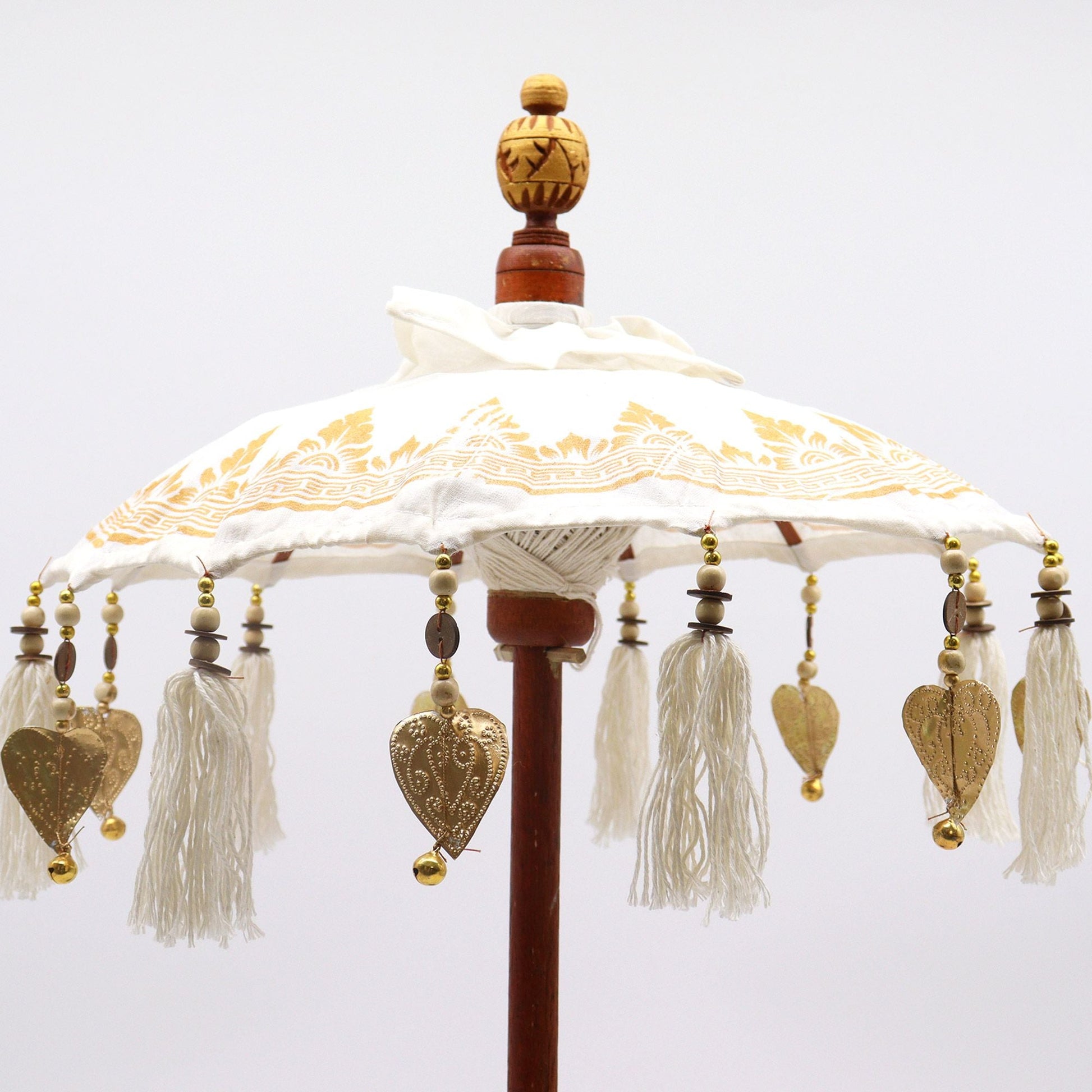 Canvas Bali Decor Parasol – White & Gold 40CM dekorativ vit Canvas-parasoll med gulddetaljer, tofsar och hängande ornament