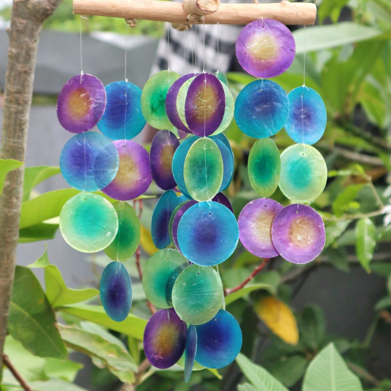 Alt Tag: Capiz Glass Driftwood Chime – 20x45 CM con discos de capiz multicolor colgantes y barra de madera flotante para decoración de jardín