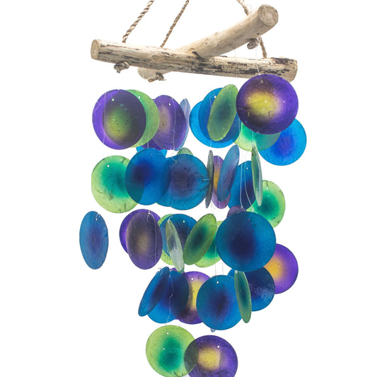 Alt-Tag: Capiz-Glas-Treibholz-Windspiel – 20x45 CM mit blauen, grünen und violetten Capiz-Scheiben, die an natürlichem Treibholz hängen