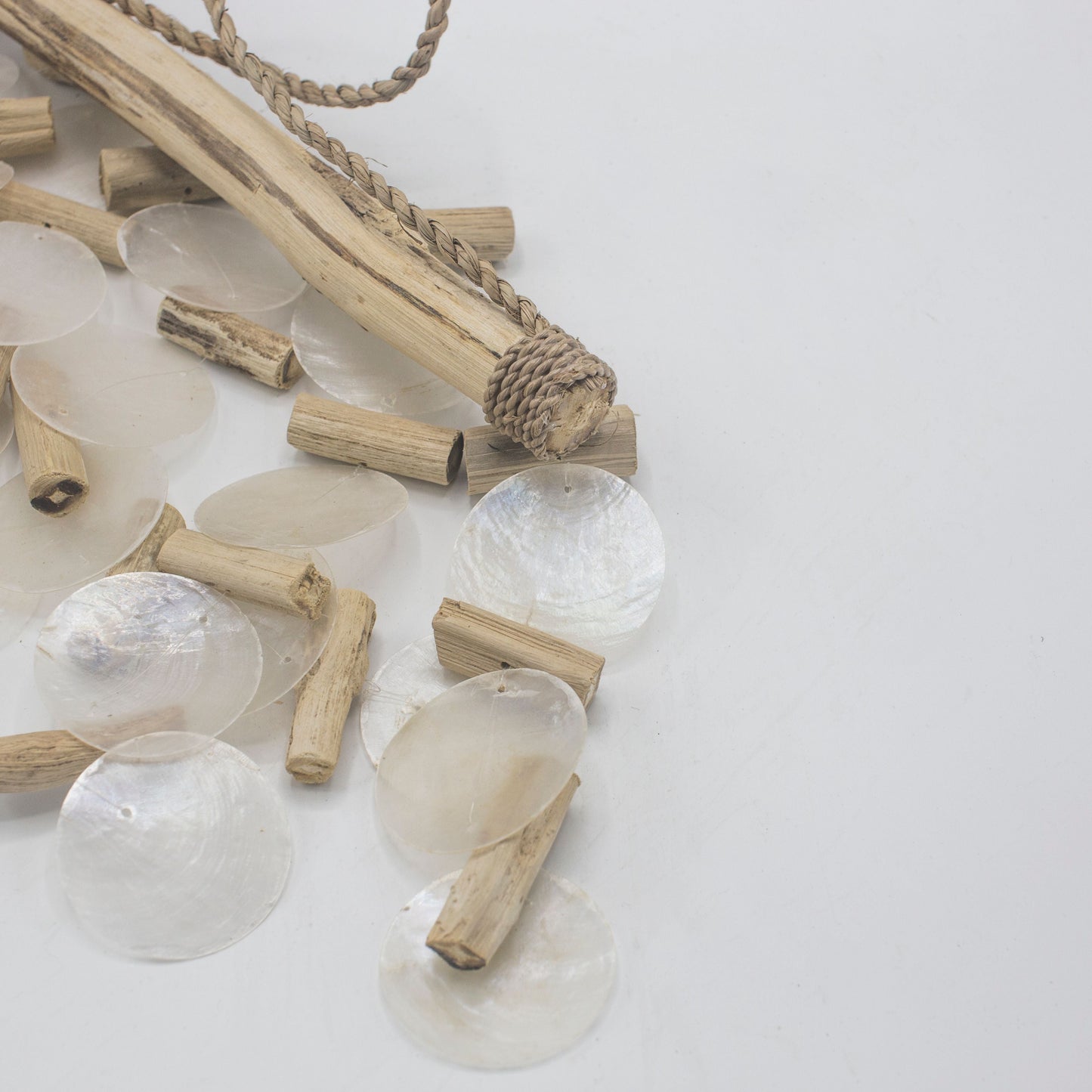 Alt Tag: Capiz Shell Driftwood Chime – 31x20 CM con discos de concha capiz translúcida, piezas de driftwood y cuerda trenzada