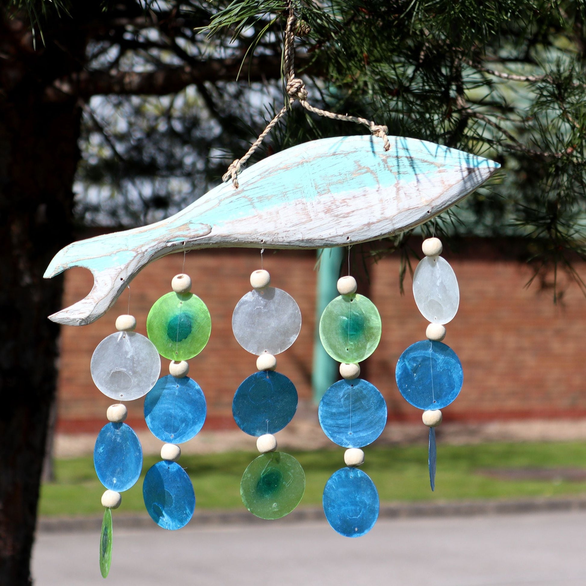 Alt Tag: Capiz Shell Driftwood Chime – 35x28 CM colgante con pez de madera blanca y discos de capiz azules y verdes