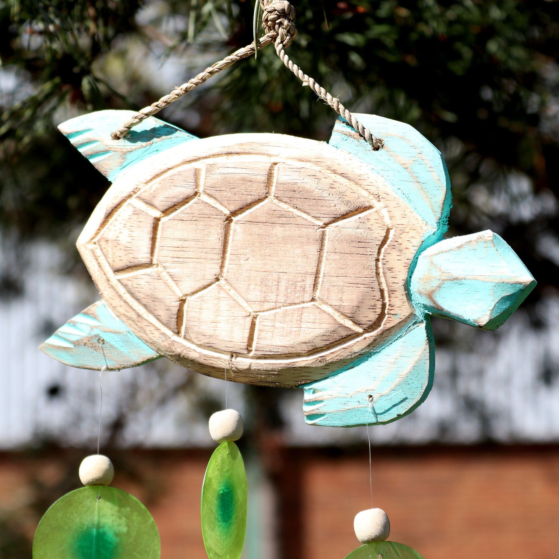 Capiz Shell Driftwood Chime – 40x21 CM con tortuga tallada a mano y conchas capiz colgantes en tonos aqua