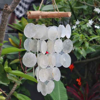 Capiz Shell Driftwood Chime – 20x46 CM colgante con discos de concha capiz y barra de madera, decoracion para jardin o terraza