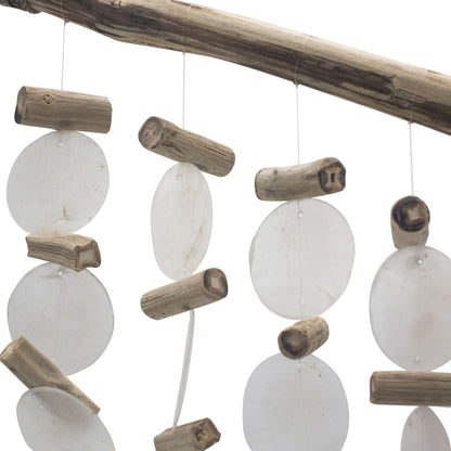 Alt Tag: Capiz Shell Driftwood Chime – 31x20 CM con discos de concha capiz translúcida y piezas de madera flotante colgantes