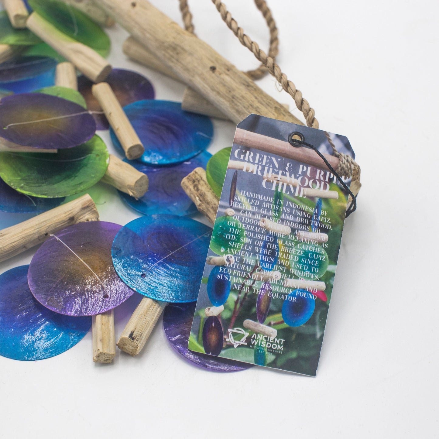 Capiz Shell Driftwood Chime – 32x25 CM mit farbigen Capizmuscheln und Treibholzstücken, Detail mit Produktetikett
