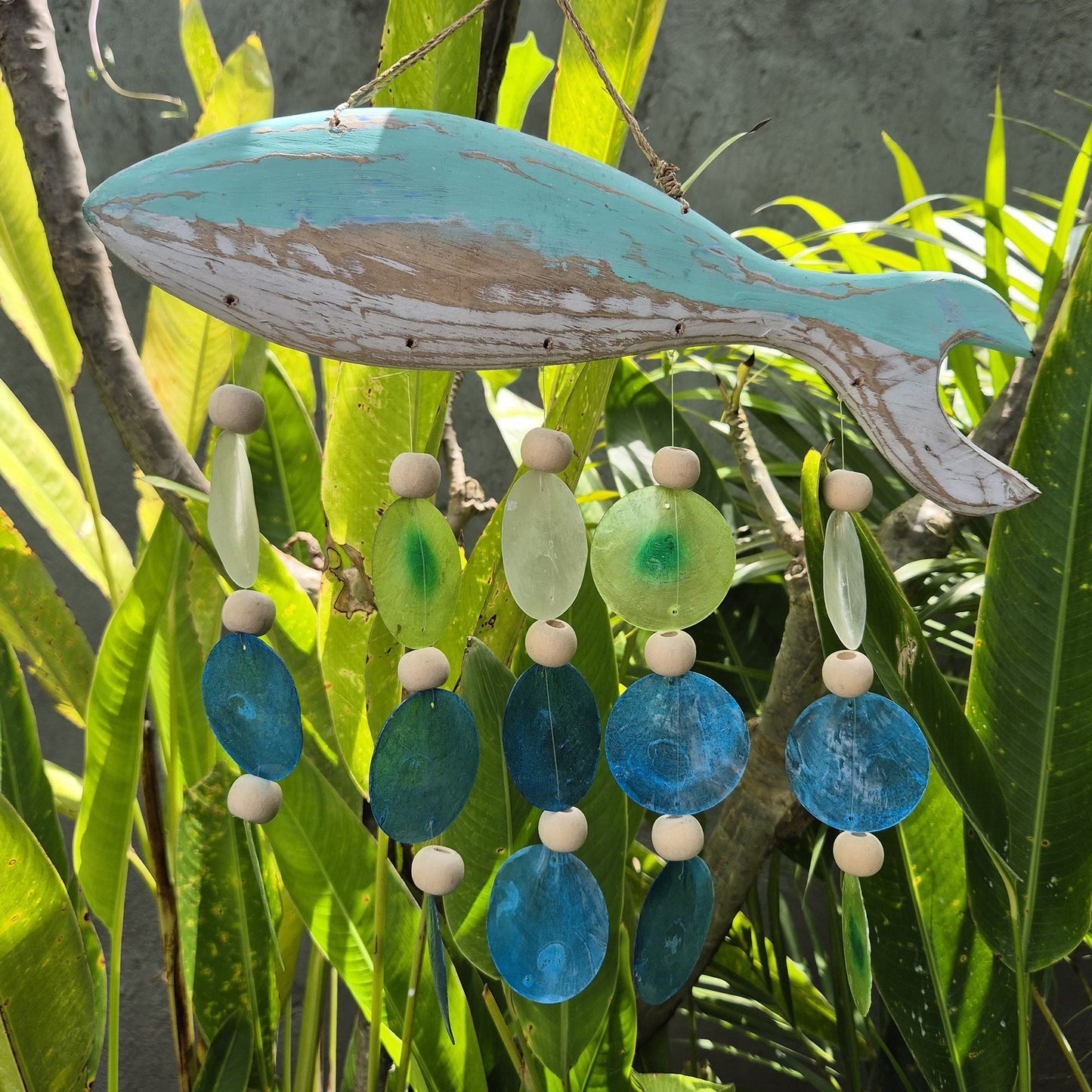 Capiz Shell Driftwood Chime – 35x28 CM con pez de madera, conchas capiz en tonos aqua y azules colgantes, decoración estilo marino