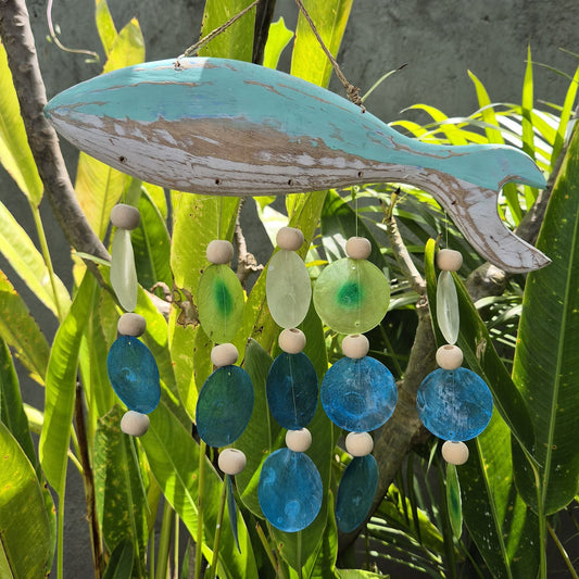 Capiz Shell Driftwood Chime – 35x28 CM con pez de madera, conchas capiz en tonos aqua y azules colgantes, decoración estilo marino