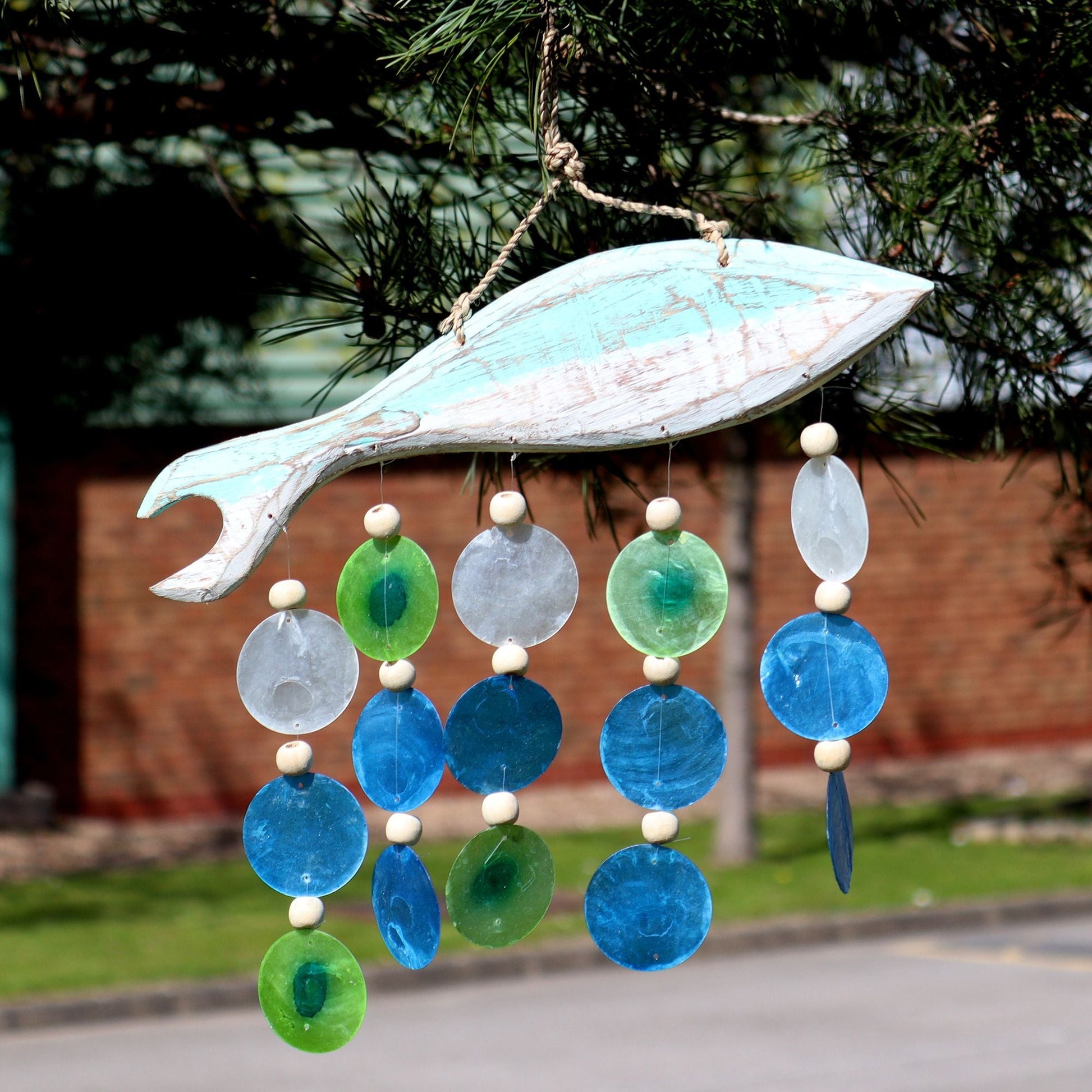 Alt Tag: Capiz Shell Driftwood Chime – 35x28 CM con pez de madera y discos capiz azul y verde colgantes