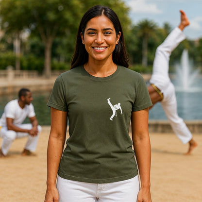 Alt Tag: Mujer con camiseta verde Capoeira Kick 100% Organic Cotton T-Shirt con gráfico de patada, capoeira al aire libre de fondo