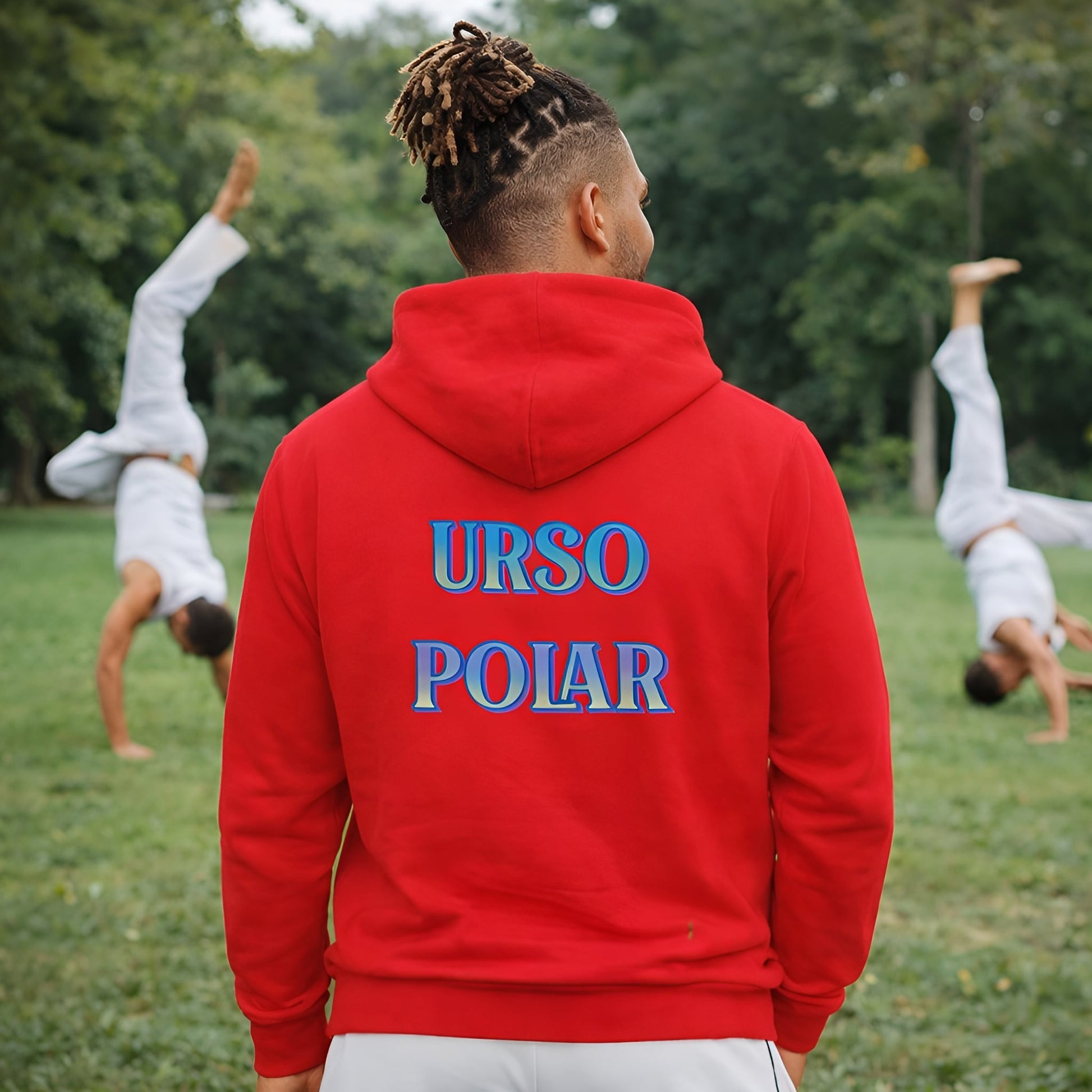 Capoeira Personalized Premium Unisex Hoodie rojo con personalización en la espalda, vista trasera, en parque durante entrenamiento de capoeira
