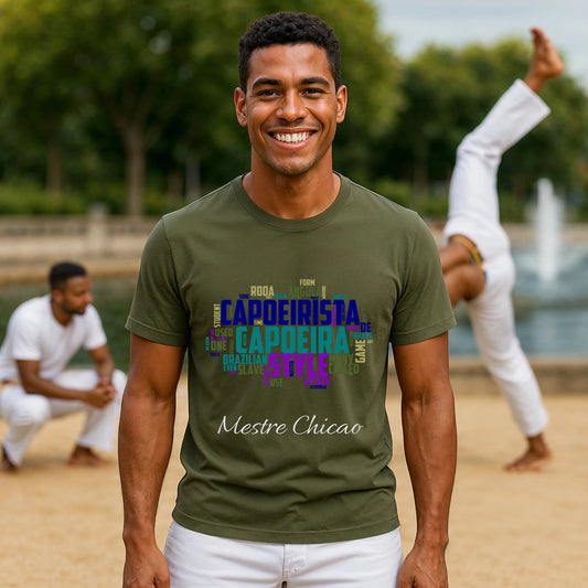 Alt Tag: Capoeira Personalized Premium Unisex T-Shirt con hombre sonriendo, camiseta verde oliva con diseño tipográfico de capoeira y texto “Mestre Chicão”