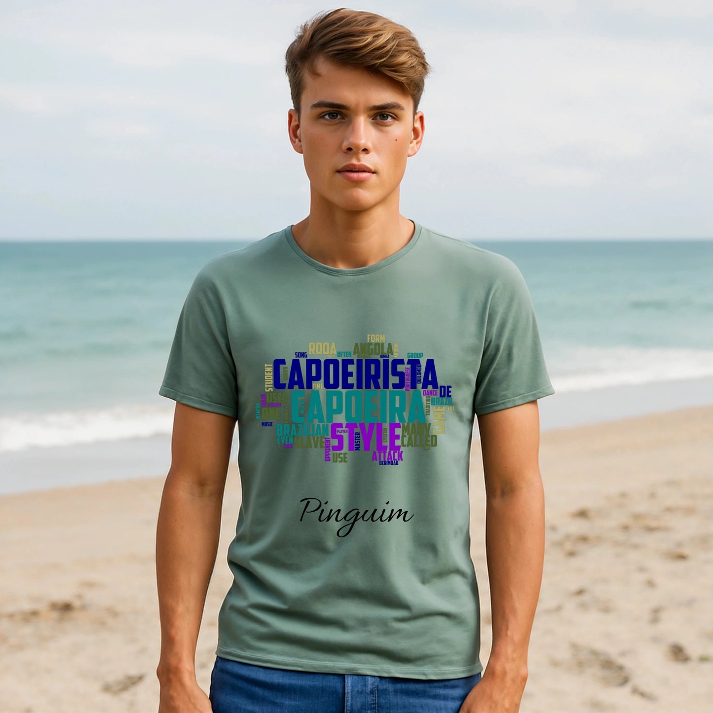 Alt Tag: Capoeira Personalized Premium Unisex T-Shirt con diseño tipográfico “Capoeirista” y nombre “Pinguim” en camiseta verde, modelo en playa