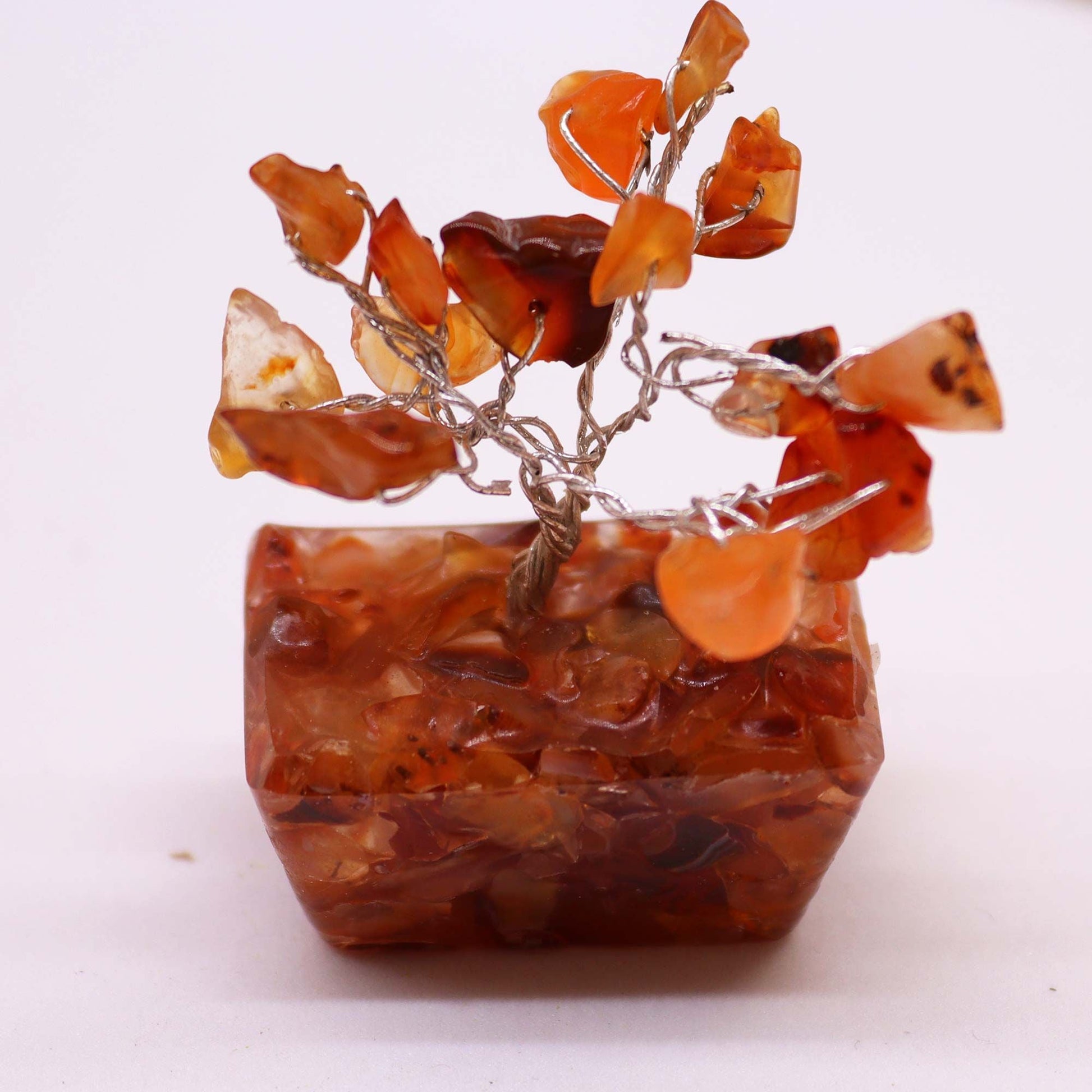 Alt Tag: Carnelian Mini Gemstone Tree – Orgonite Base, 15 Stones, mini árbol de piedras de cornalina con ramas de alambre sobre base de orgonita
