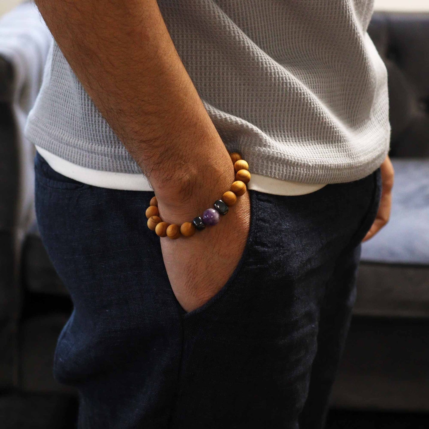 Alt Tag: Cedarwood Chakra Bangle – Amethyst 7CM en muñeca de hombre, pulsera de cuentas de madera de cedro con cuentas moradas de amatista