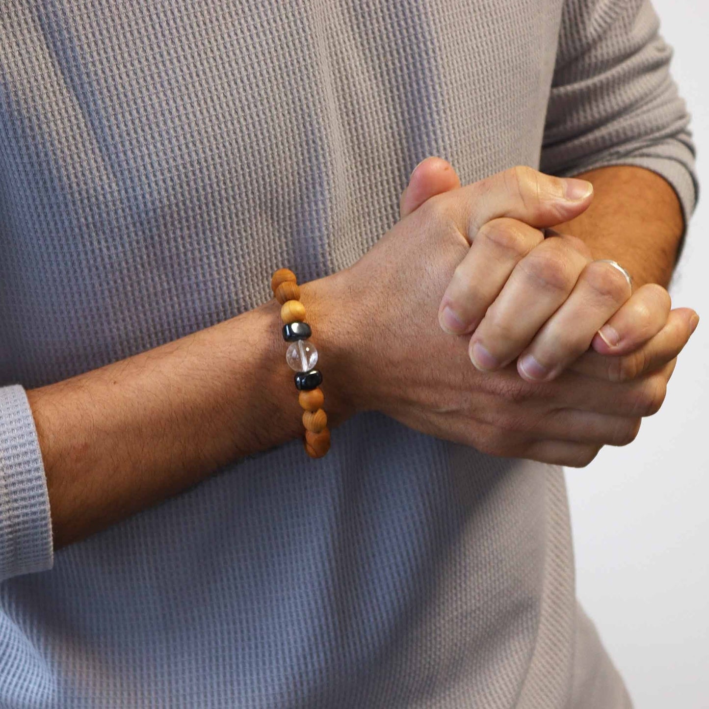Cedarwood Chakra Bangle – Clear Quartz 7x7 CM en muñeca, pulsera de cuentas de madera de cedro con piedra de cuarzo transparente