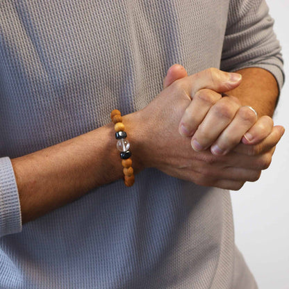 Cedarwood Chakra Bangle – Clear Quartz 7x7 CM en muñeca, pulsera de cuentas de madera de cedro con piedra de cuarzo transparente