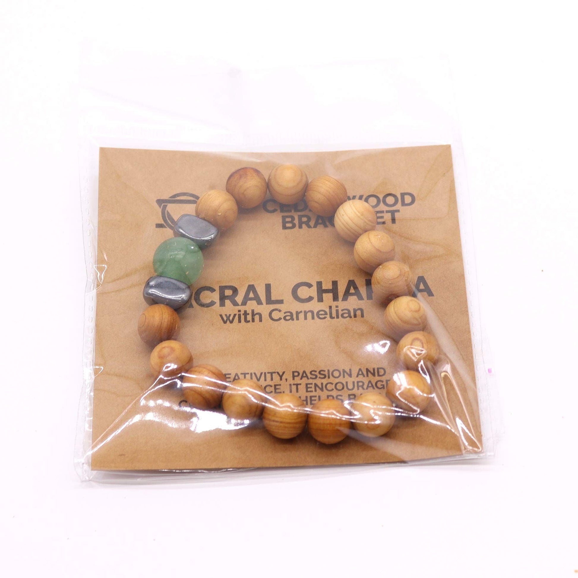Cedarwood Chakra Bangle – Green Aventurine pulsera de cuentas de madera de cedro con piedras verdes y grises, en empaque