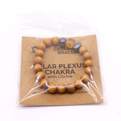 Alt Tag: Cedarwood Citrine Chakra Bangle – 7CM pulsera de cuentas de madera de cedro con piedra citrino, presentada en empaque