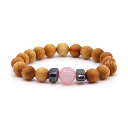 Cedarwood Heart Chakra Bangle – Rose Quartz con cuentas de madera de cedro y piedra rosa, vista frontal sobre fondo blanco