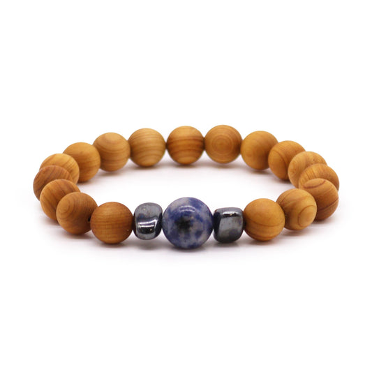 Cedarwood Throat Chakra Bangle – Sodalite, 7 CM with cedarwood beads and blue sodalite gemstone bracelet on white background