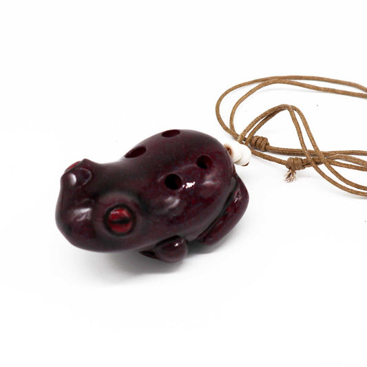 Ceramic Frog Ocarina – 8x6x5 CM, ocarina de cerámica en forma de rana color burdeos con cordón, instrumento musical decorativo