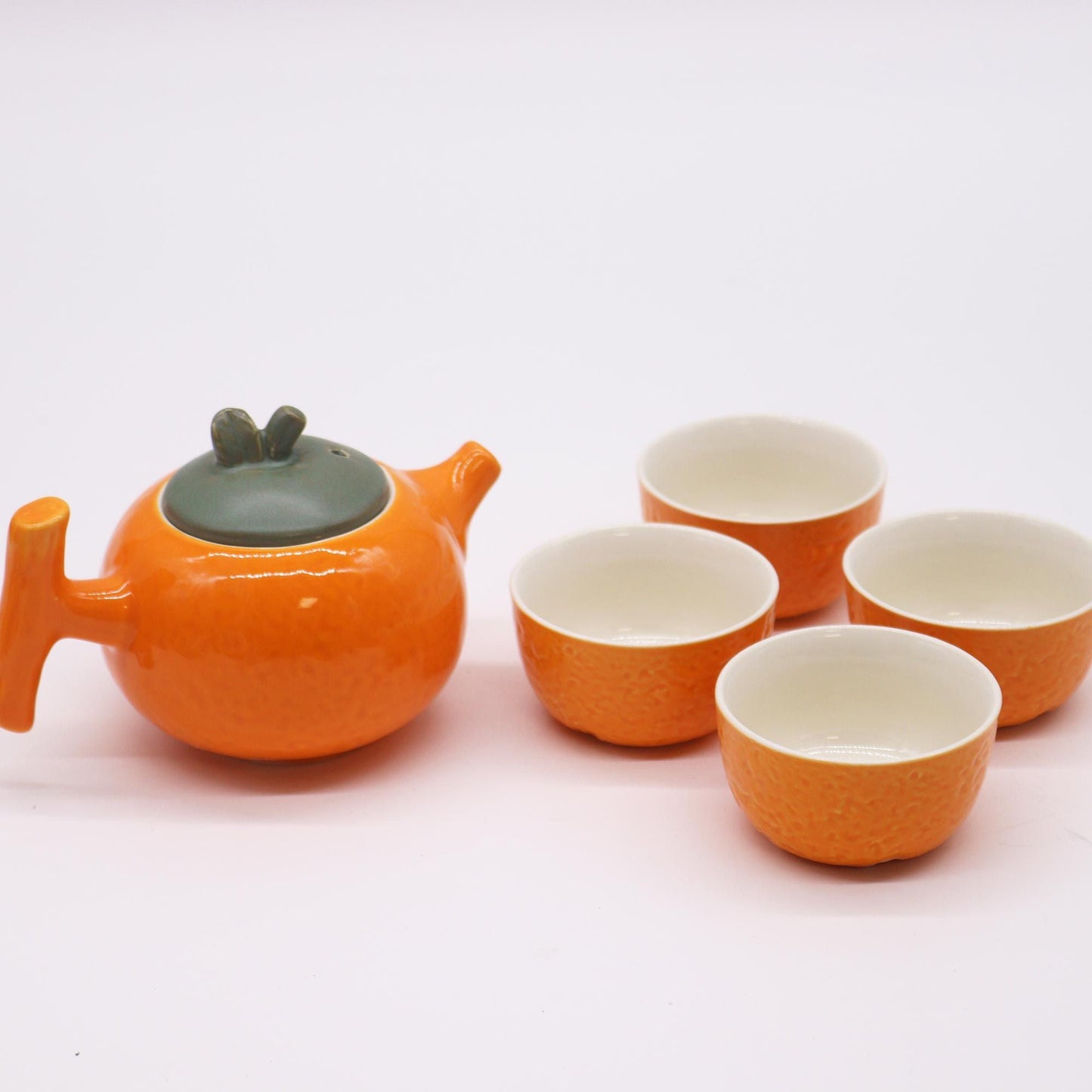 Alt Tag: Ceramic Herbal Teapot Set – 200ML & 50ML Cups, teapot cerámico naranja con tapa verde y cuatro tazas a juego