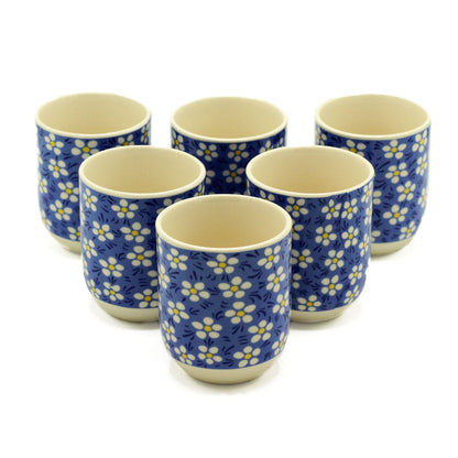 Alt-Tag: Keramik-Kräuterteetassen – Blue Daisy, 190 ml 6er-Set aus blauen Keramik-Teetassen „Blue Daisy“, sechsteilig vor weißem Hintergrund