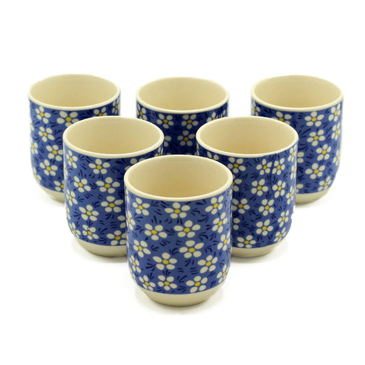 Alt-Tag: Keramik-Kräuterteetassen – Blue Daisy, 190 ml 6er-Set aus blauen Keramik-Teetassen „Blue Daisy“, sechsteilig vor weißem Hintergrund