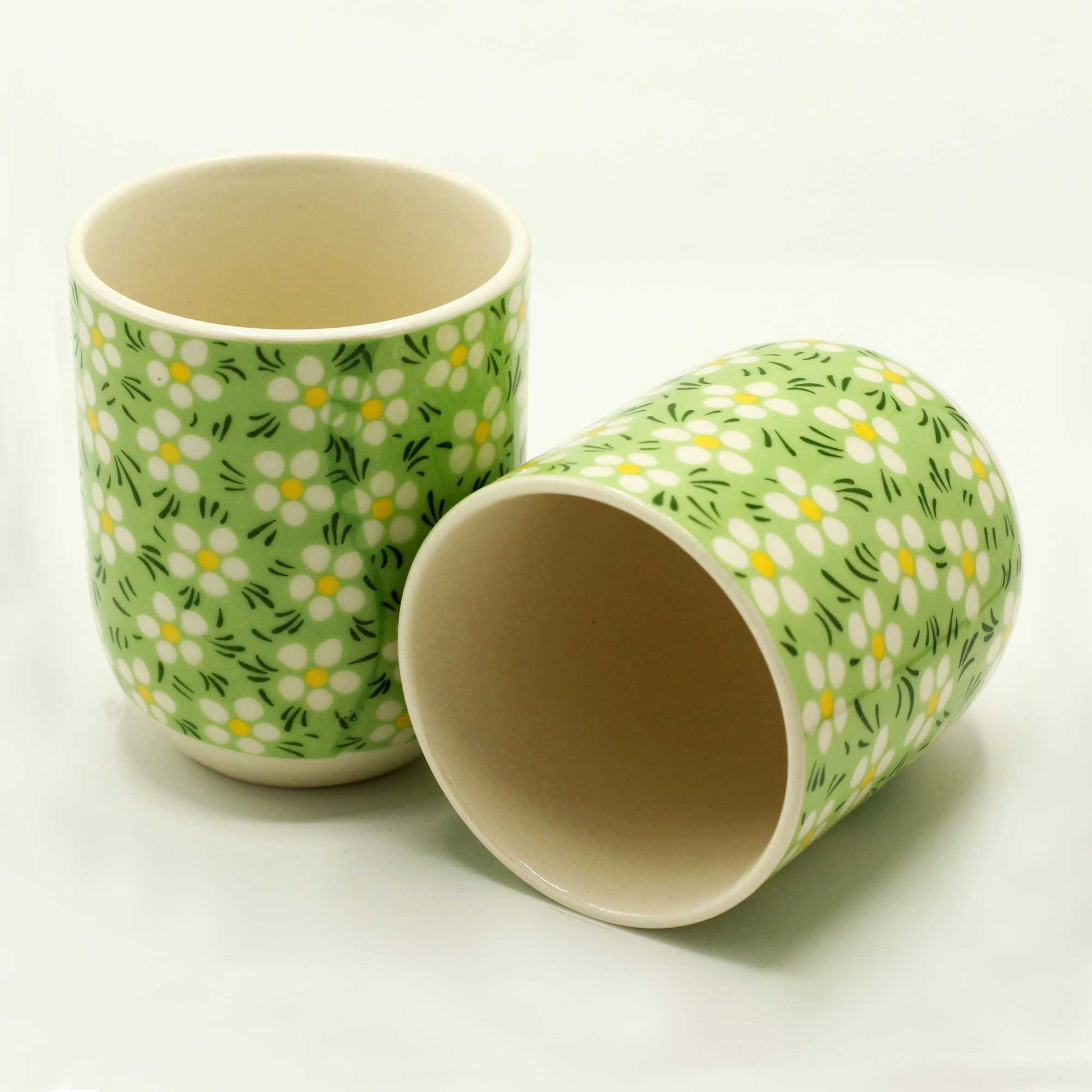 Alt-Tag: Keramik-Kräuterteetassen – Green Daisy, 6er-Set, 190 ml Keramik-Teetassen „green daisy“, eine aufrecht stehend und eine auf der Seite liegend