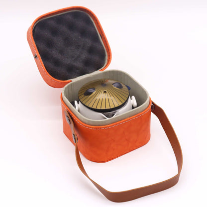 Ceramic Herbal Teapot Set – 2 Cups & Travel Case con diseño panda en cerámica, dentro de estuche de viaje naranja con correa