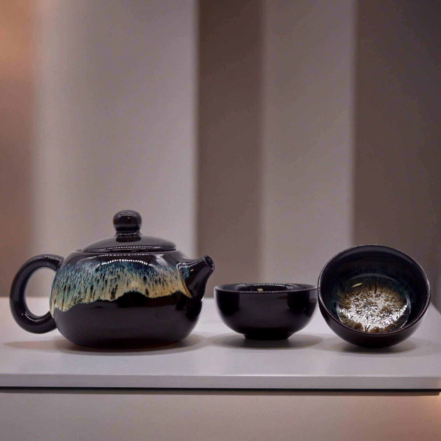 Ceramic Herbal Teapot Set – 19x12.5x9 CM black glazed ceramic teapot with matching cups on display