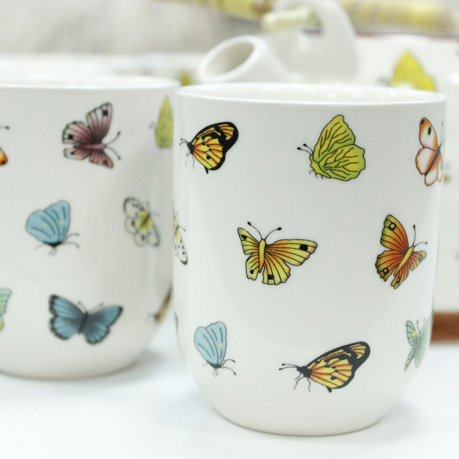 Ceramic Herbal Teapot Set – Butterflies – 6 Cups, taza de cerámica blanca con estampado de mariposas a color