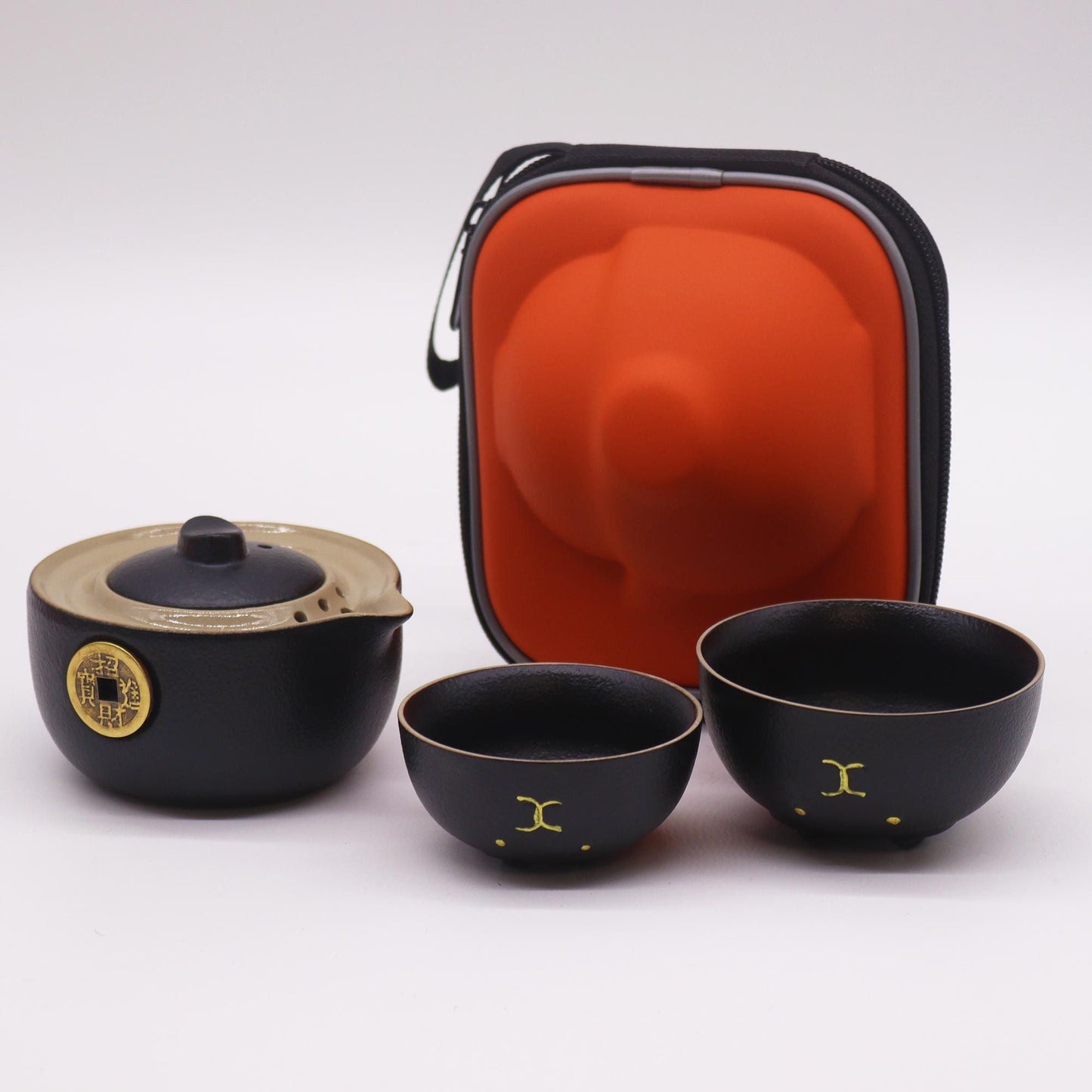 Alt Tag: Ceramic Money Cat Teapot Set – 2 Cups Black con tetera y 2 tazas negras con detalles dorados y estuche de viaje