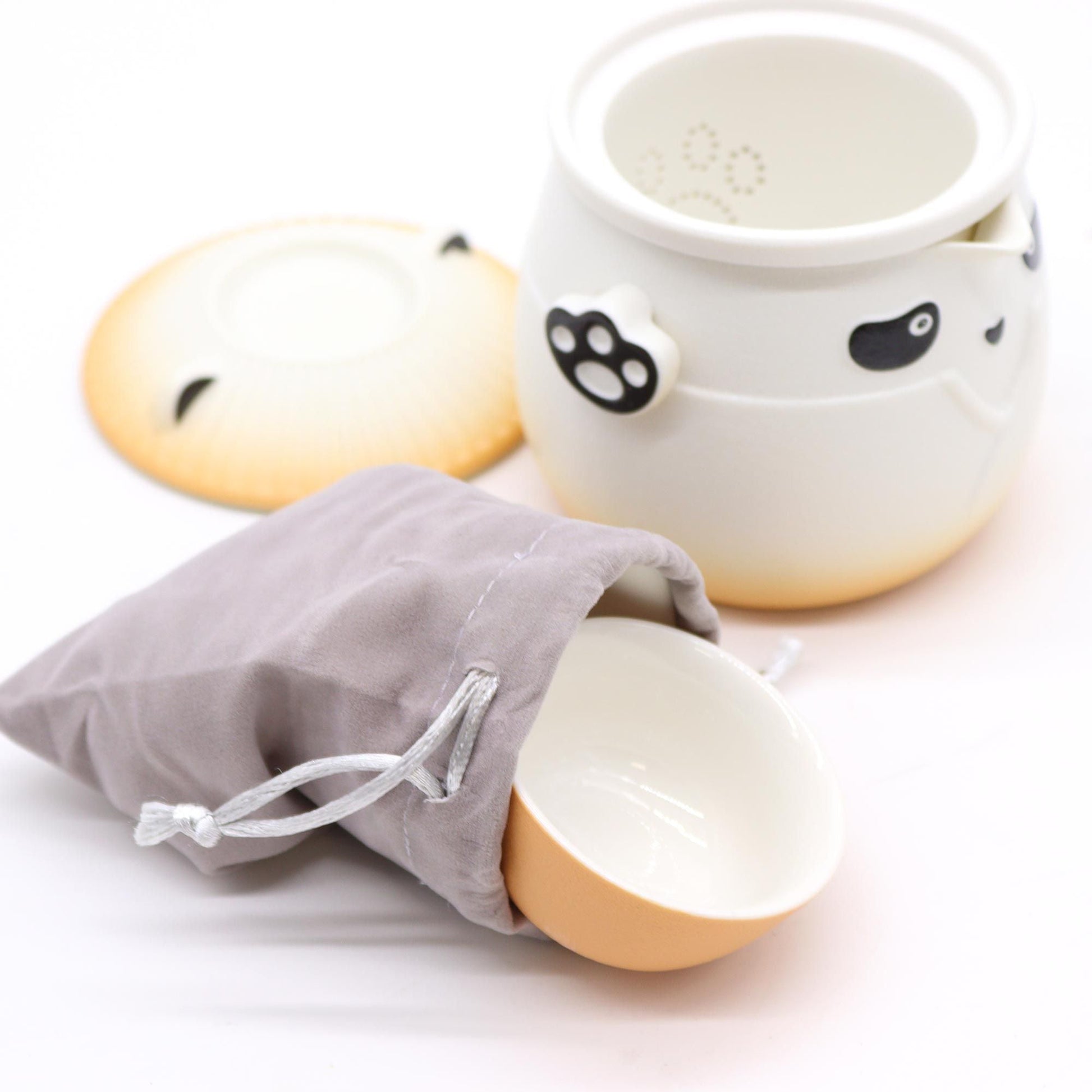 Alt Tag: Ceramic Panda Teapot Set – Orange con tetera de cerámica estilo panda, tapa y taza naranja, incluye bolsa para accesorios