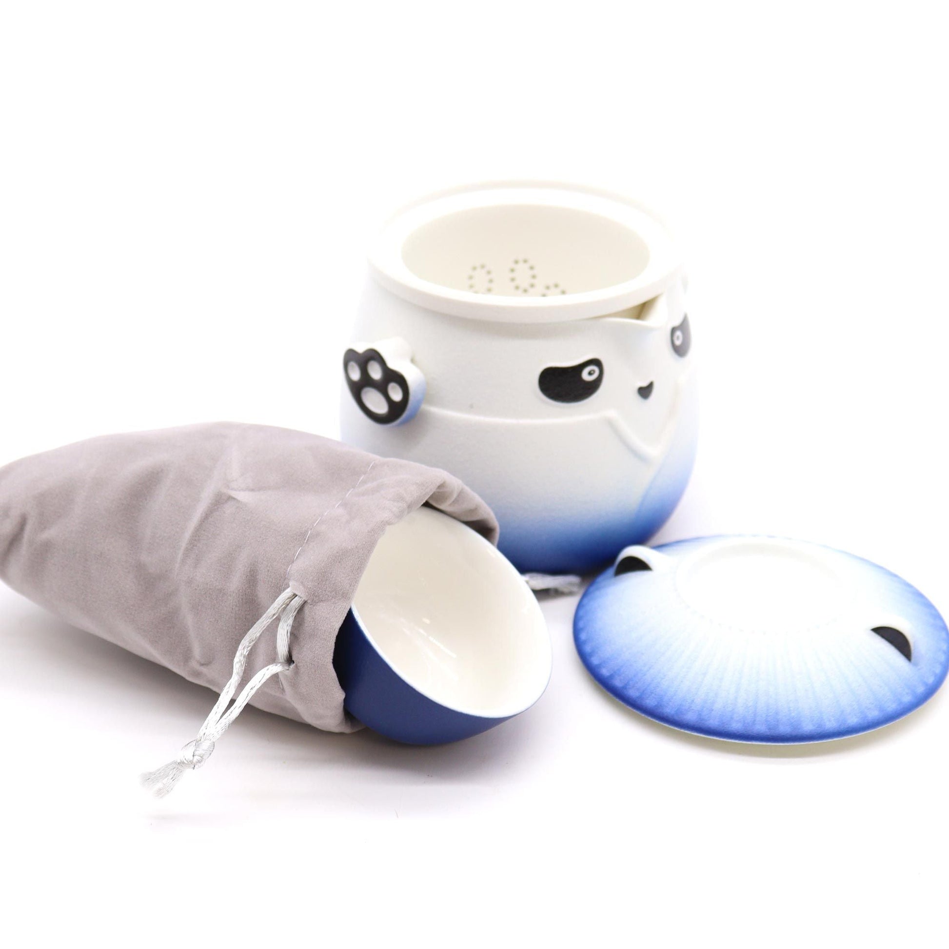 Alt Tag: Ceramic Panda Teapot Set – Sky Blue cerámica con diseño panda, tapa azul y taza, incluye bolsa de tela