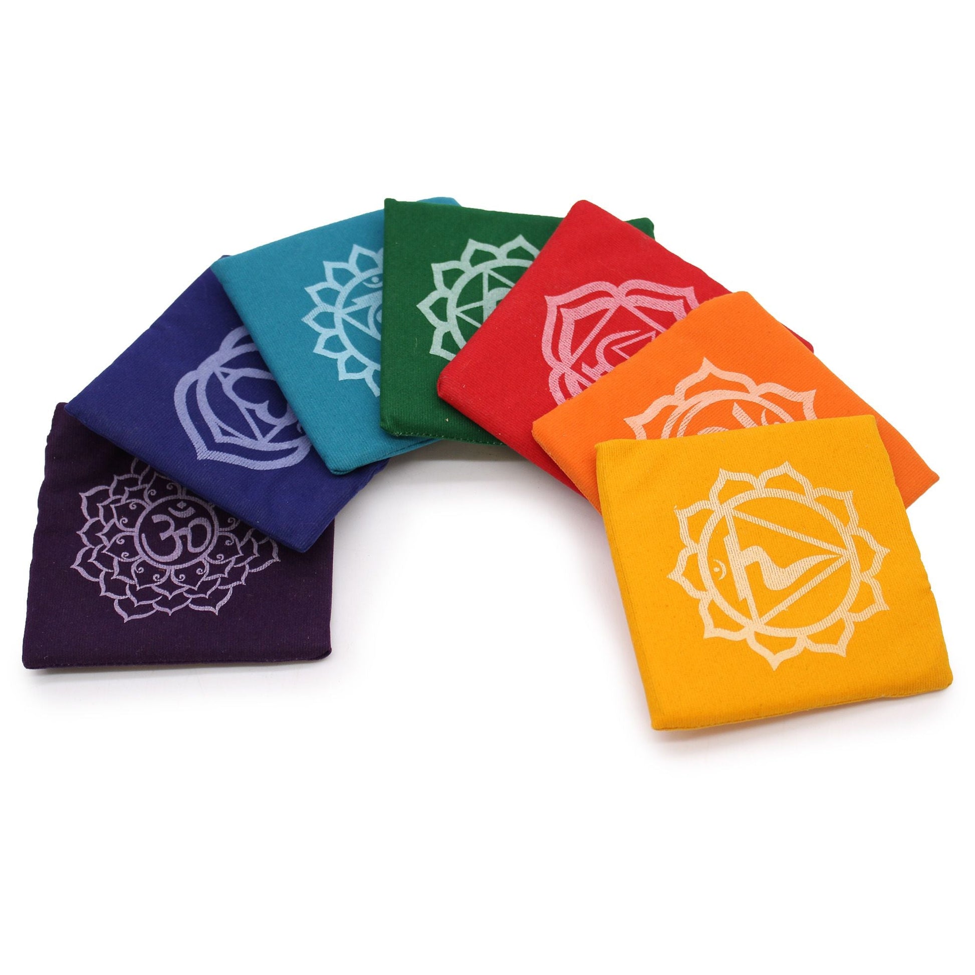 Alt Tag: Set de regalo de cuenco tibetano Chakra Pyramid con 7 bolsas de chakra de colores, cada una impresa con un símbolo de chakra, dispuestas sobre un fondo blanco