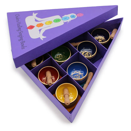 Set de regalo de cuencos tibetanos Chakra Pyramid con 7 cuencos de chakras de colores y mazos de madera en caja pirámide morada